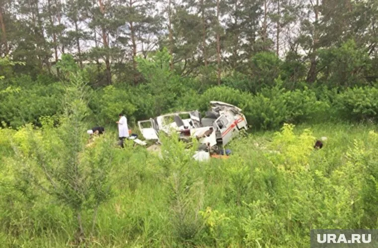 От удара машина скорой помощи развалилась на части