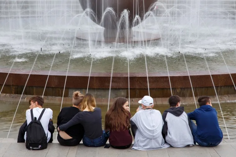 Съемки жизни горожан финнскими документалистами. Екатеринбург, шар у драмы, подростки, молодежь, отдых, фонтан, октябрьская площадь