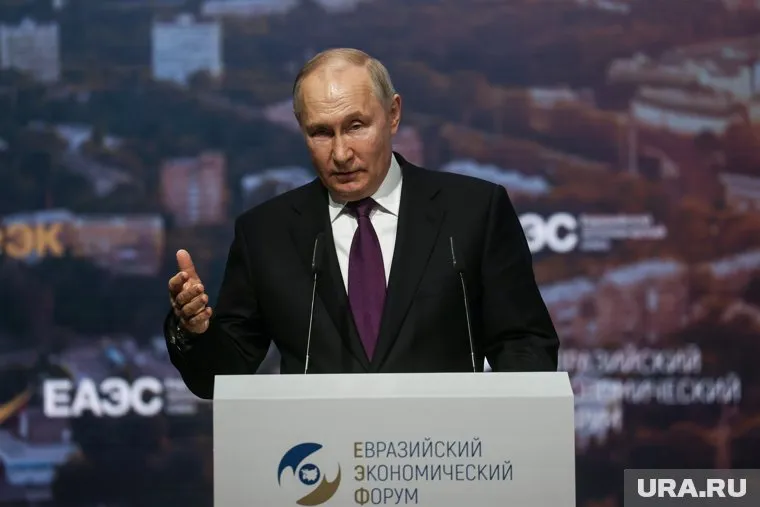 Рейтинг одобрения деятельности Путина вырос на 0,1%