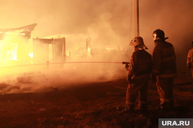 Сначала загорелась кровля дома, а затем огонь перекинулся на другую подстройку 