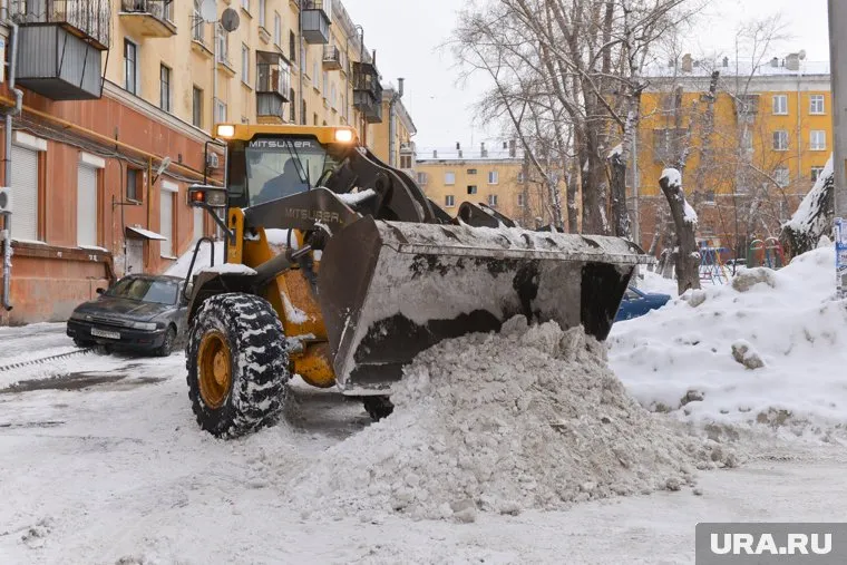 Загоревшийся автомобиль пытались потушить снегом из ковша трактора (архивный снимок)