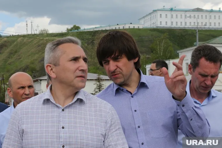 Глава Тюменской области Александр Моор (слева) распорядился перевести мэру Тобольска Максима Афанасьеву 85 млн рублей