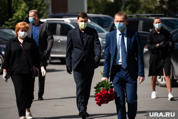 Свердловский губернатор прибыл ближе к середине церемонии прощания