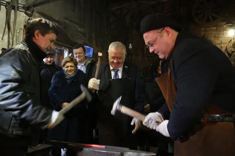 Депутаты тюменской областной думы в кузне. Тюмень