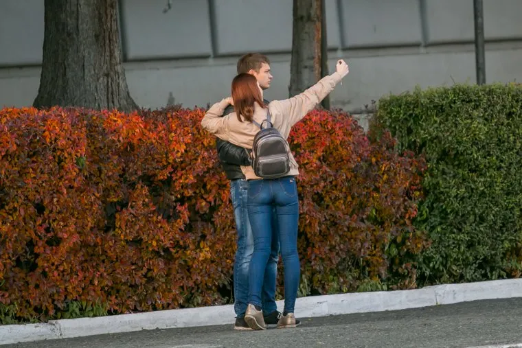 Разное. Курган, осень, влюбленная пара, селфи