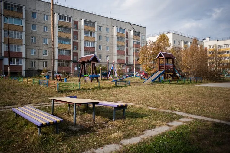 Дома, обслуживаемые управляющей компанией "ПКК". Свердловская область, Полевской , жилые дома, детская площадка, город полевской, ук пкк