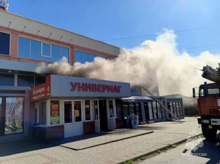 В Новошахтинске загорелось здание универмага
