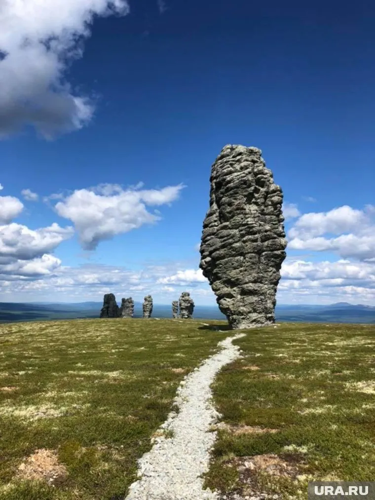 Гостей ждал банкет на фоне знаменитых столбов Маньпупунер
