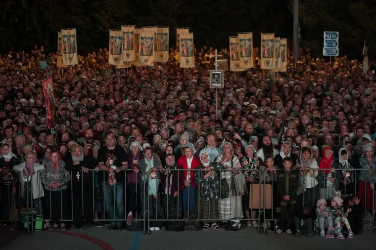 Крестный ход, приуроченный к 100-летию со дня убийства царской семьи. Екатеринбург , верующие, толпа