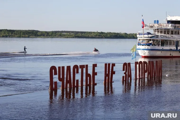 Каждый год пермяки гадают: Кама затопит арт-объект или нет (фото 2017 года)