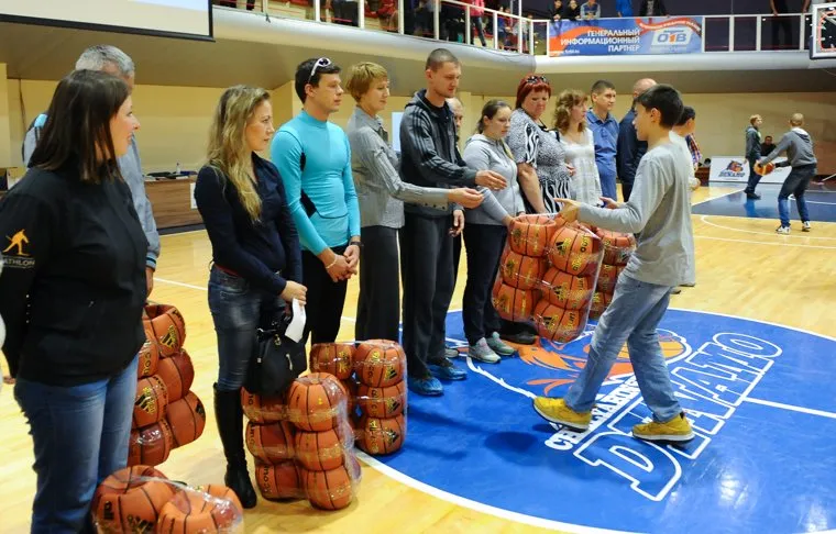 Баскетбол Динамо-Самара2. Челябинск., вручение мячей
