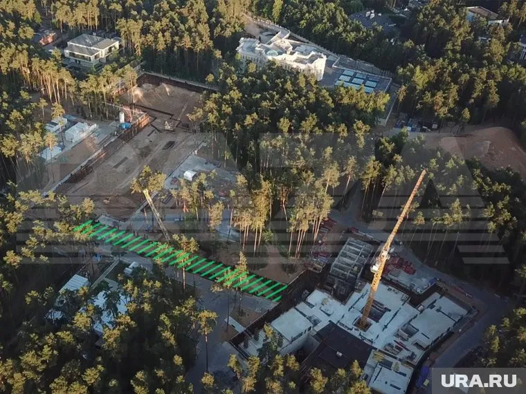 Огромный особняк в форме буквы «Ж» был снят с помощью дрона