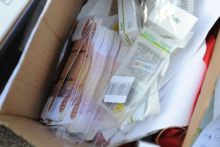 Митинг обманутых дольщиков Гринфлайт Кротенко Сладкова Лакницкий Челябинск, деньги, морковки, имитация денег