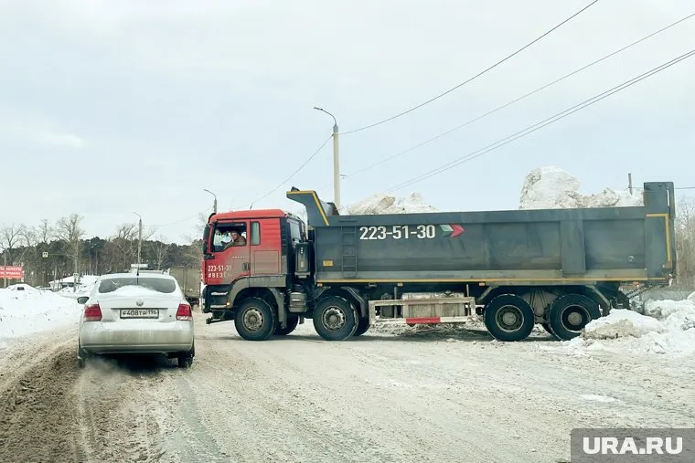 Грузовик перевернулся и рассыпал щебень по дороге (архивное фото)