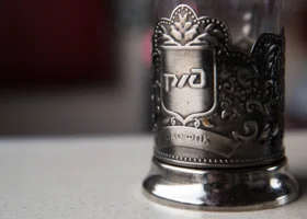 В Челябинске кладовщица украла 216 подстаканников РЖД