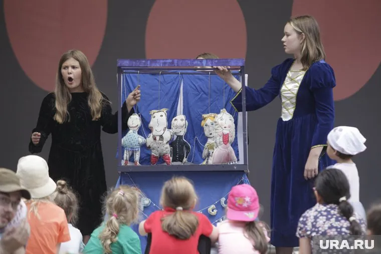 Театральные представления начались в парке в 12 часов