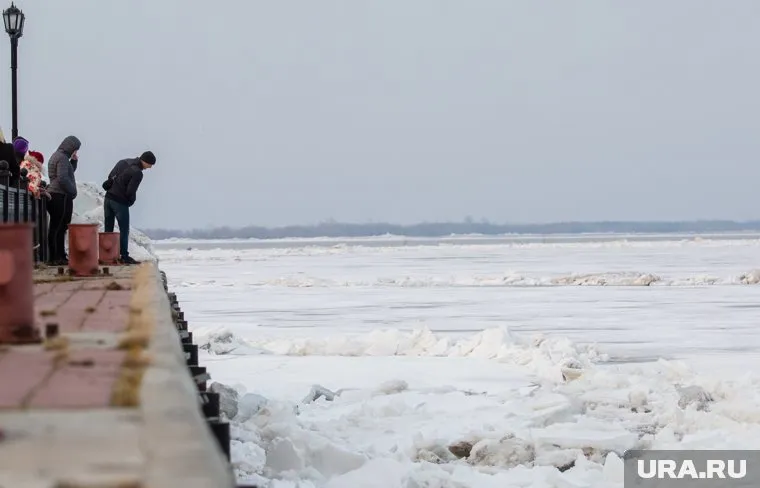 Первые подвижки льда заметили в районе переправы через Обь
