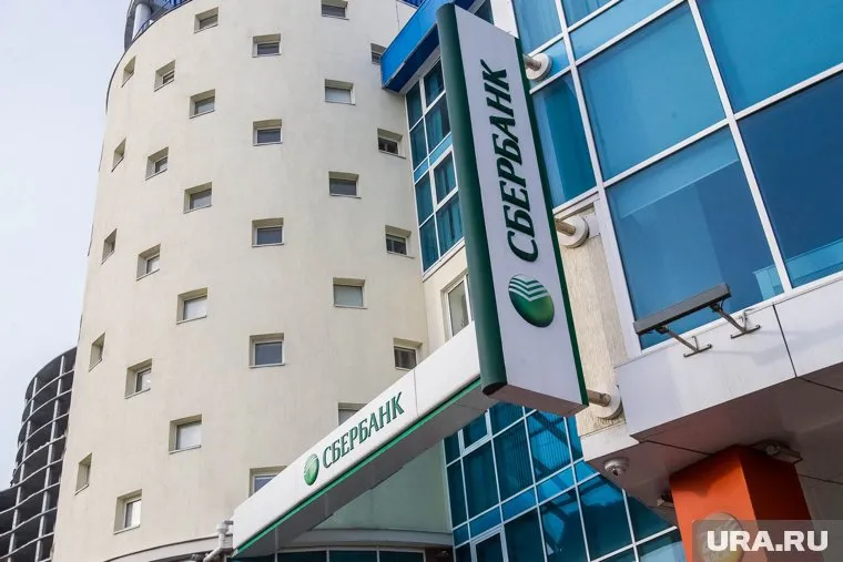 На здании также сохранились вывески известного банка