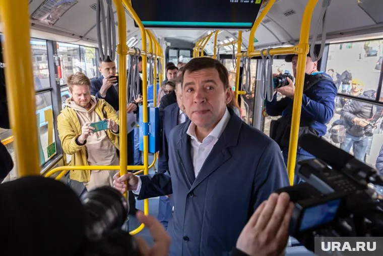 Ключи от транспорта представителям муниципалитетов передал Евгений Куйвашев (архивное фото)