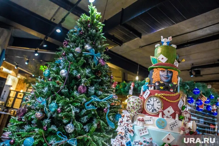 В этом году Владимир Якушев снял с елки желаний 10 имен