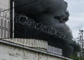 Небо в Подмосковье окрасилось в черный из-за крупного пожара: онлайн-трансляция