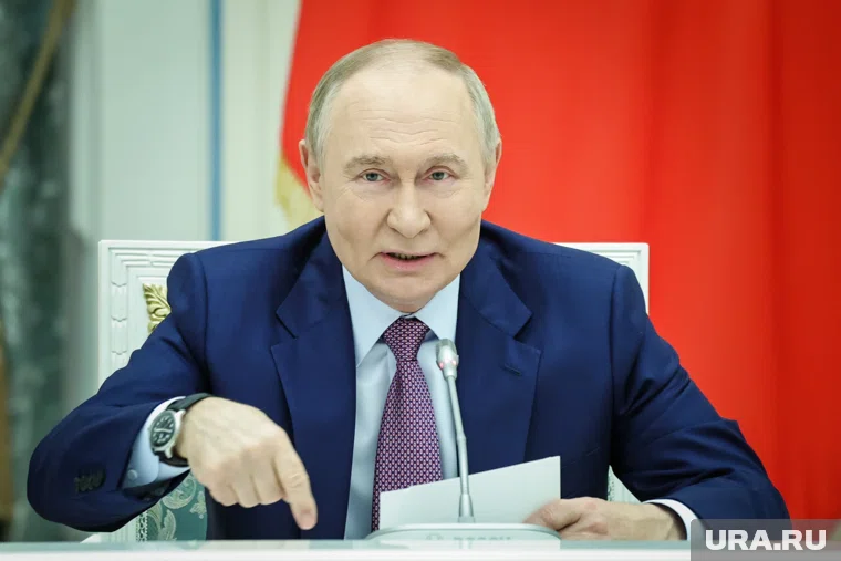 Коррупция мешает развитию экономики и социальной сферы, подчеркивает президент Владимир Путин