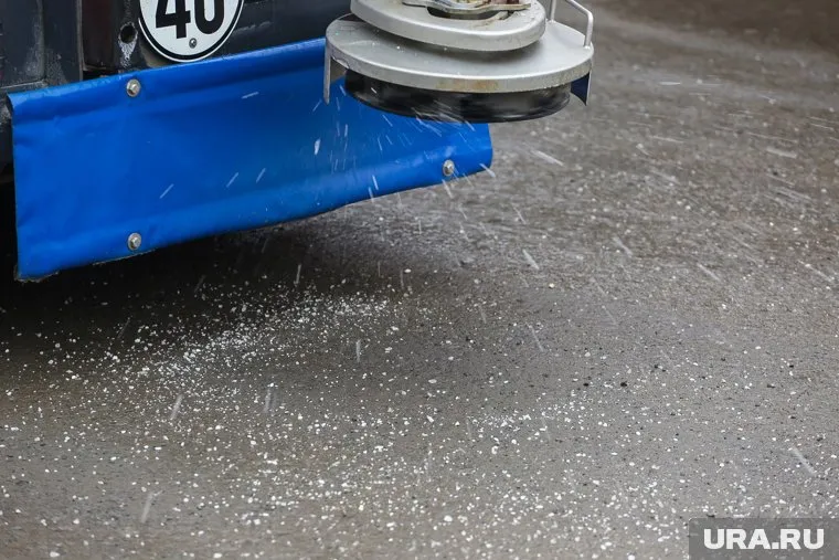 Ранее мэр города Руслан Кухарук отчитал дорожников и запретил им рассыпать соль «где попало»