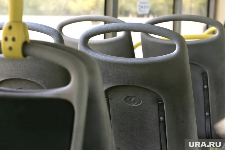 Двое подростков дебоширили в салоне автобуса