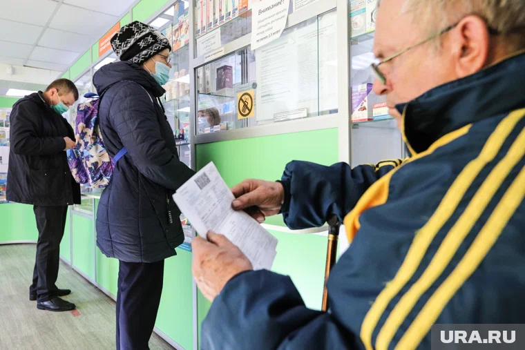 В аптеке готовили рецептурные лекарства 