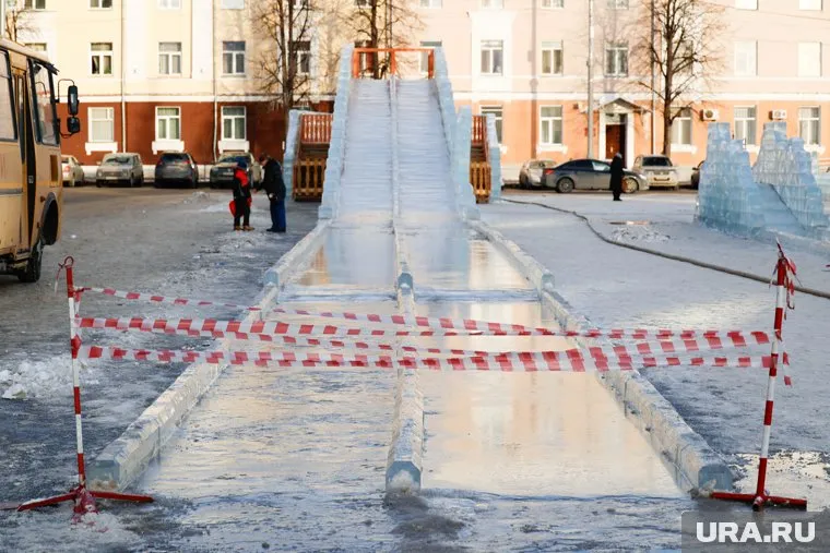 Девочка попала под колеса снегоуборочной техники, катаясь с горки (архивное фото)