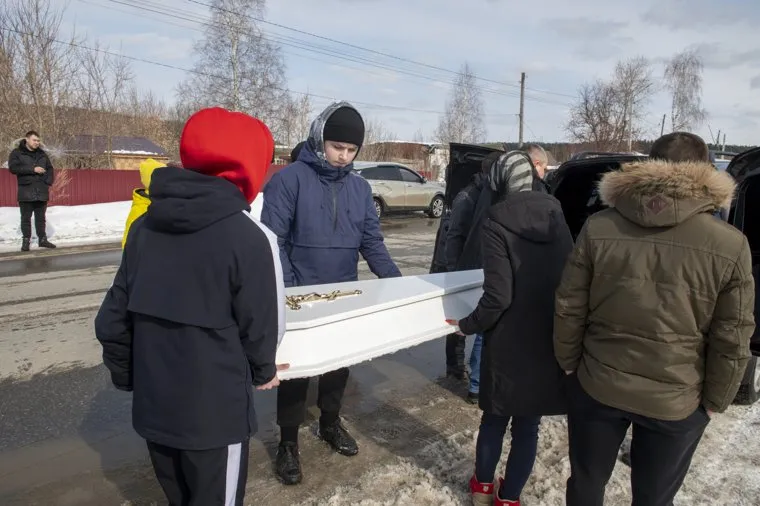 Прощание с погибшей школьницей. д.Полуденная, Юго Камский. Пермь