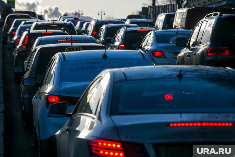 Паромы на переправе снова ходят, но пробка остается