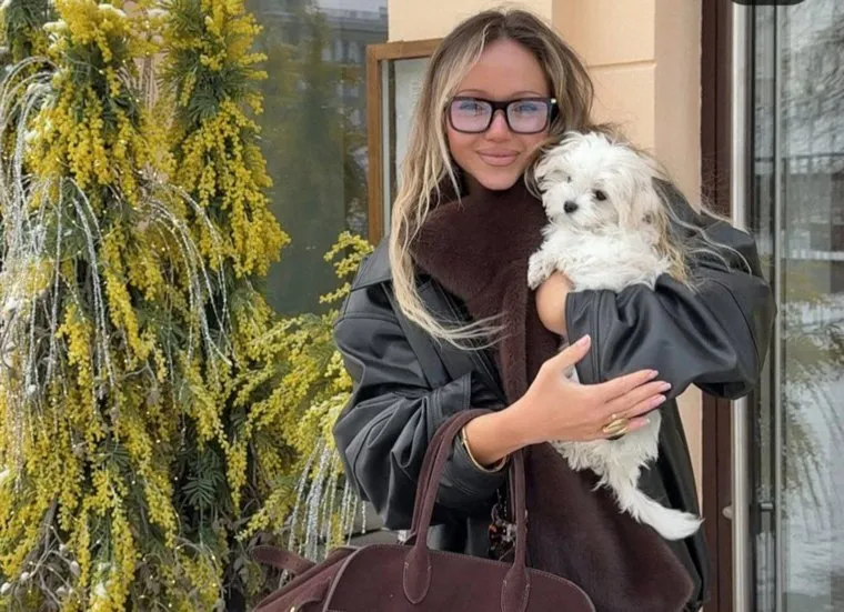 Девушка постоянно делиться своими фотографиями в соцсетях