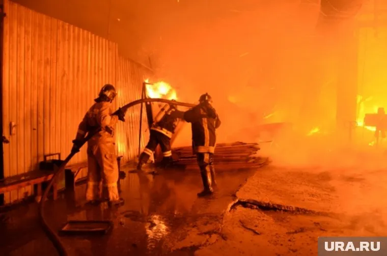Пожарные тушили огонь несколько часов