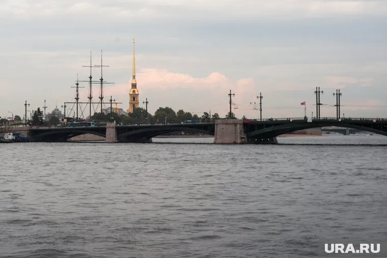 Мужчина смог проплыть 40 метров по течению Невы, после чего исчез под водой