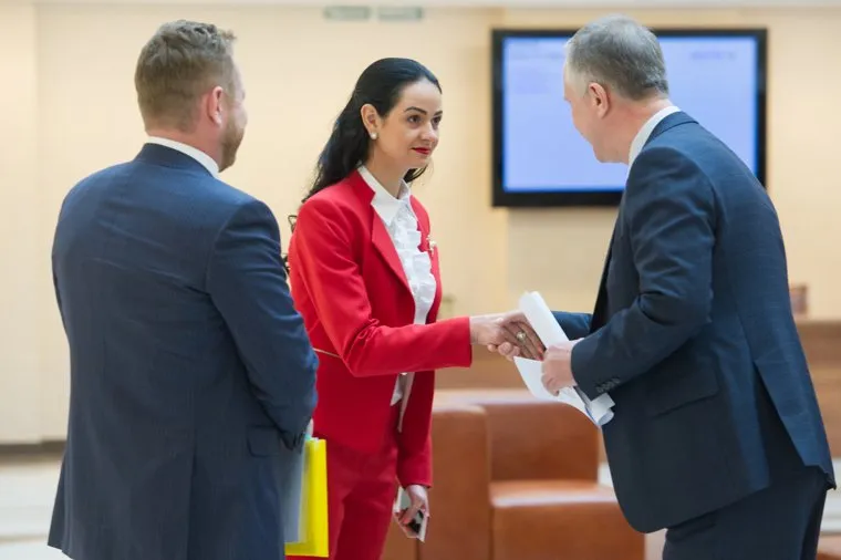 Заседание законодательного собрания Свердловской области. Екатеринбург, рукопожатие, ершов михаил, брозовский вячеслав, глацких ольга