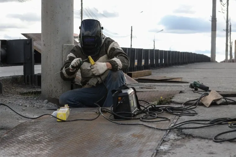 Временный ремонт тротуарной зоны на Некрасовском мосту. Курган