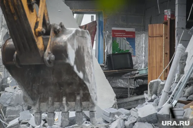 Часть здания обрушилась