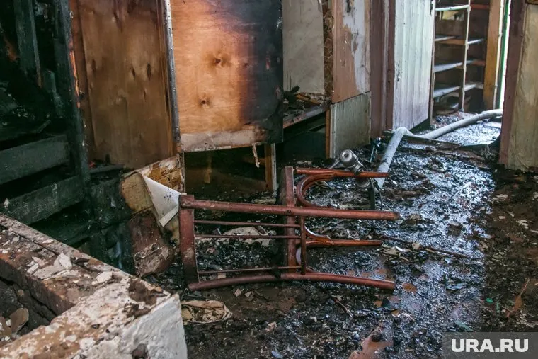 Пенсионер уснул с сигаретой на своем диване