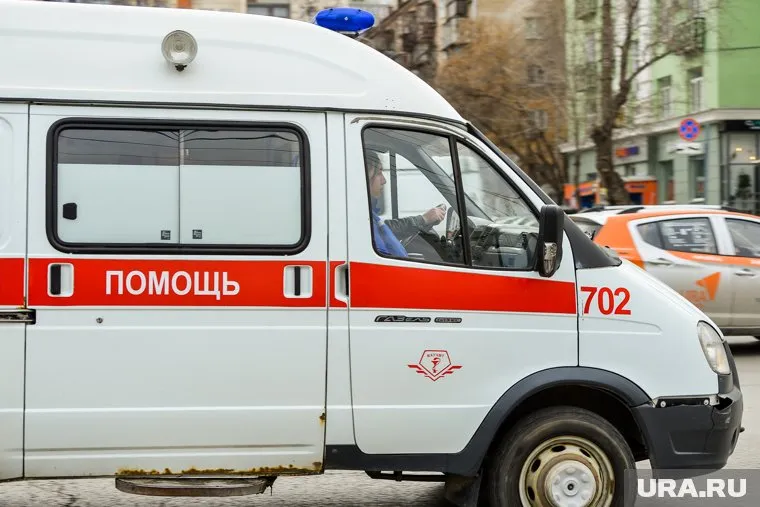 Мужчина устроил дебош и поранился, его госпитализировали