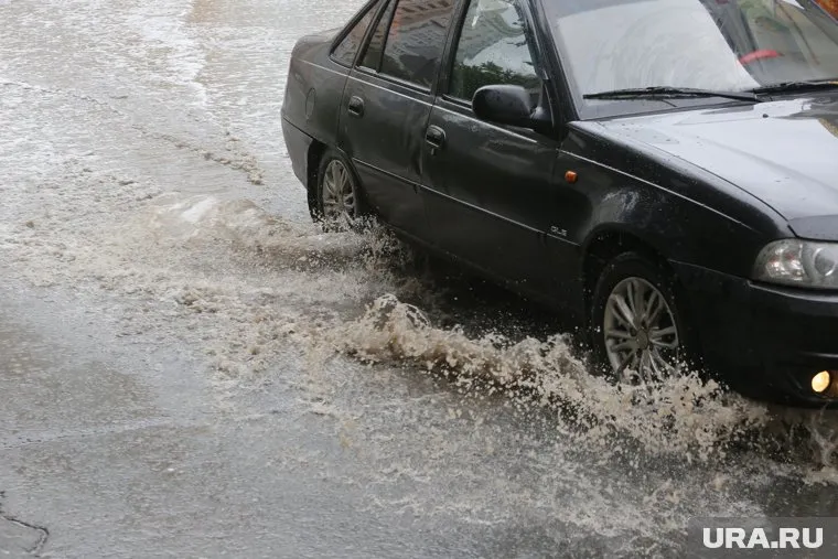 В Новом Уренгое возле спорткомплекса постоянно стоит вода