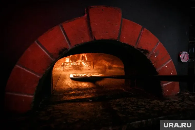 Ресторатор Сергей Полыгалов установил дровяную печь в заведении, расположенном в жилом доме