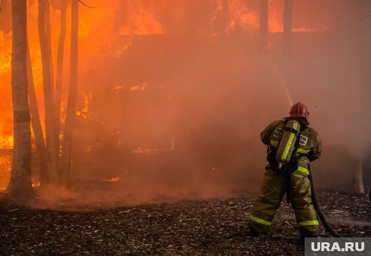 На улице Радищева, 60 горит административное здание