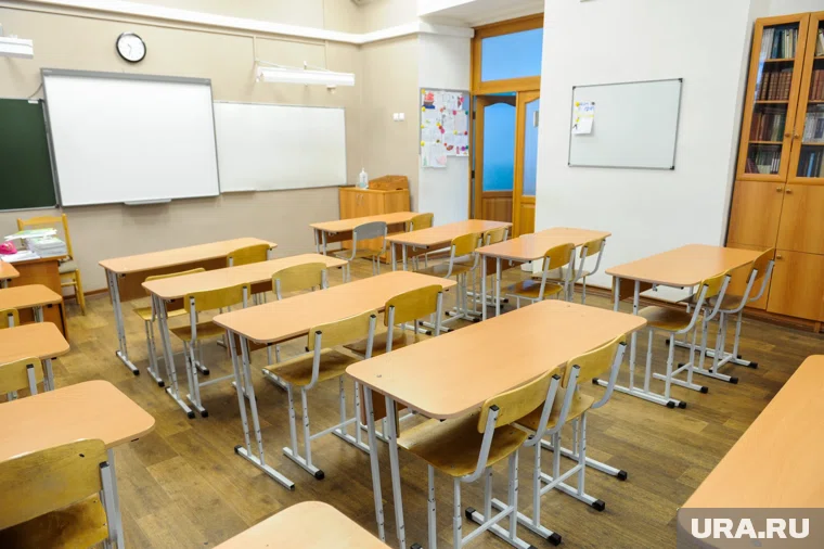 Двухэтажное здание школы обрушилось в выходной день, когда занятия не проводились