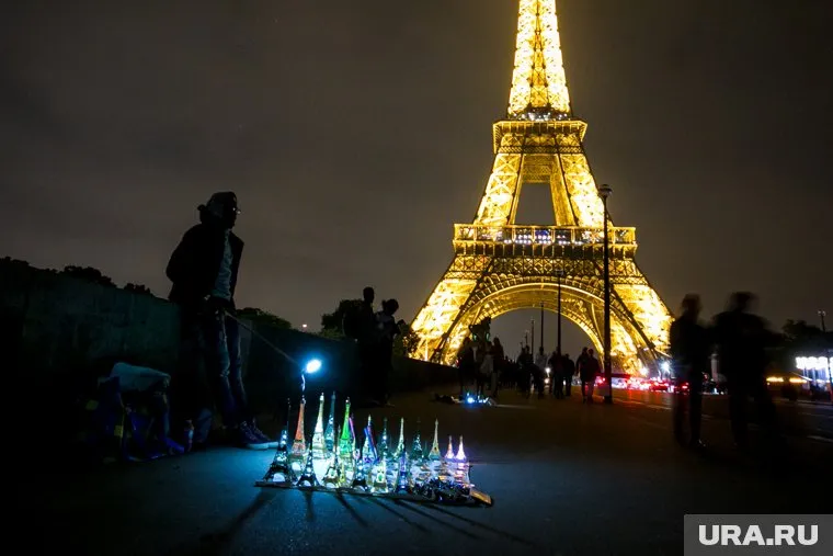 Работа Эйфелевой башни была частично восстановлена спустя несколько часов