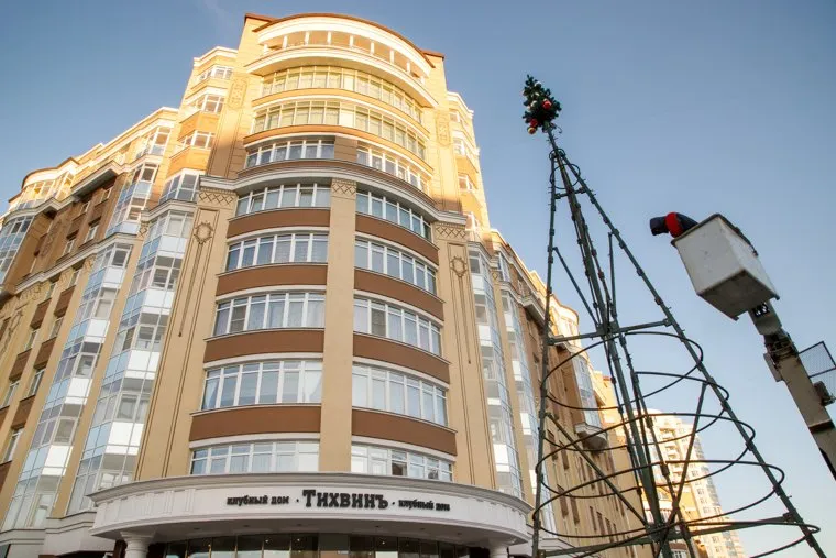 Новогодние елки возле клубного дома «Тихвинъ». Екатеринбург, клубный дом тихвин, тихвинъ