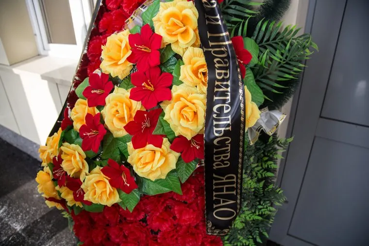 Прощание с Львом Баяндиным, первым губернатором ЯНАО. Тюмень, похороны, венок, прощание