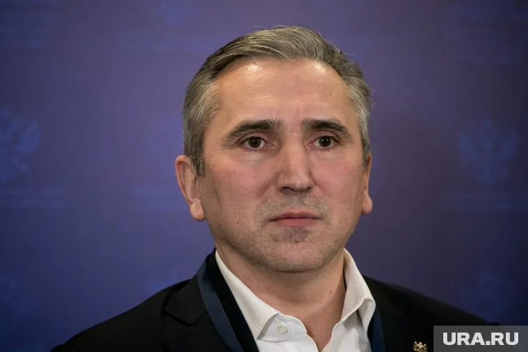 На тюменские линейки губернатор области Александр Моор прибыл из Ишима