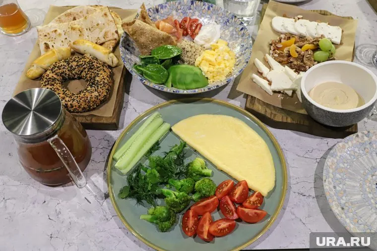 Преимущества раннего ужина включают снижение веса, улучшение пищеварения, укрепление здоровья сердца