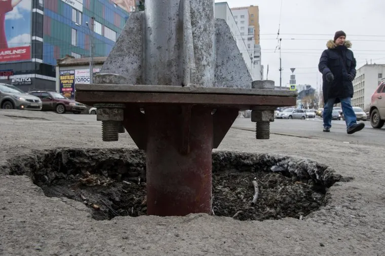 Состояние дорог Екатеринбурга, яма, столб, плохой ремонт, перекресток московская попова, халтура